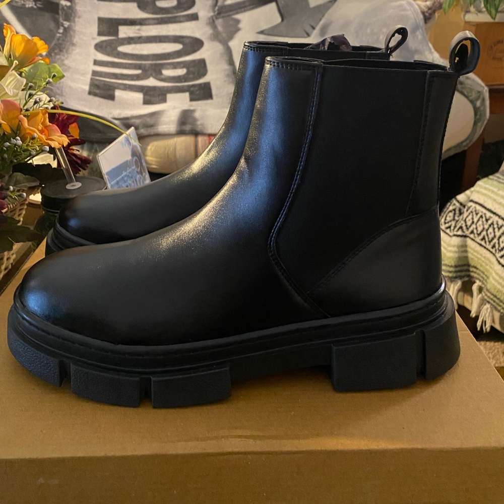 Size 8 Men’s Black Chunky Chelsea Boots… 
( Women's 9.5 )